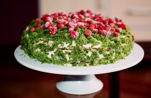 Tort leśny mech z mascarpone, truskawki i poziomki Tort leśny mech z mascarpone, truskawki i poziomki