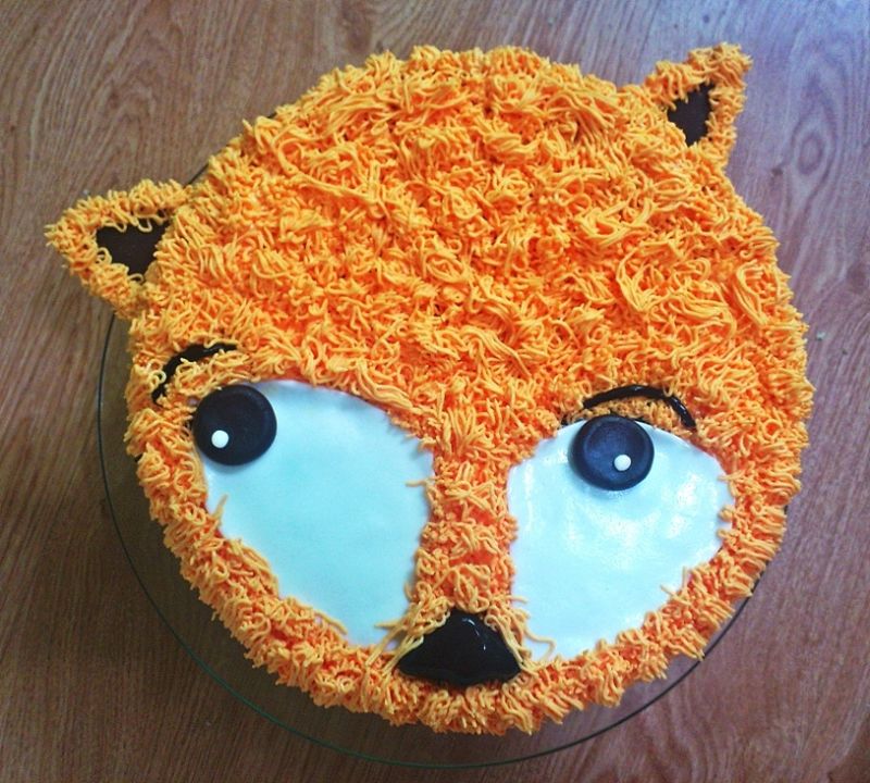 Tort lis z bitą śmietaną, mascarpone i truskawkami