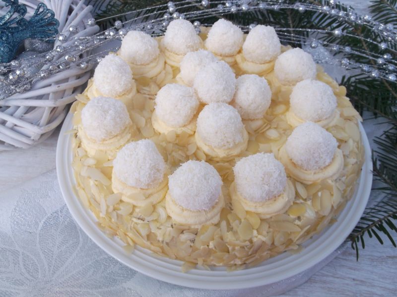 Tort makowo - migdałowy z kulkami kokosowymi Tort makowo - migdałowy z kulkami kokosowymi