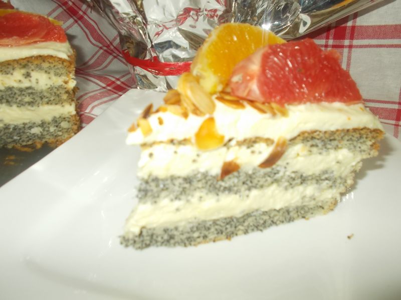 Tort makowy z masą i owocami Tort makowy z masą i owocami