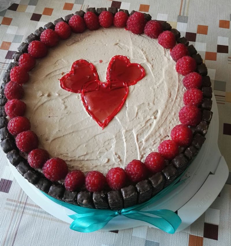 Tort malinowo-chałwowy