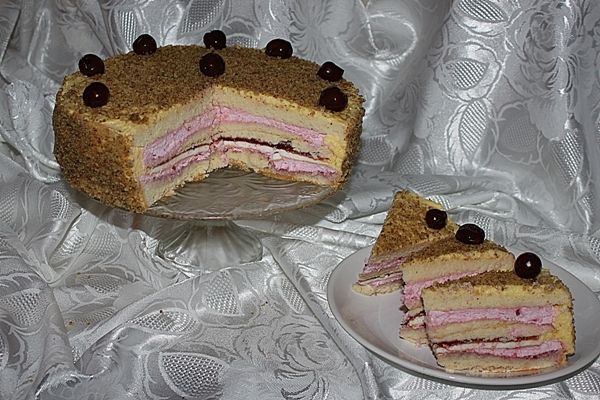 Tort malinowo śmietanowy  Tort malinowo śmietanowy