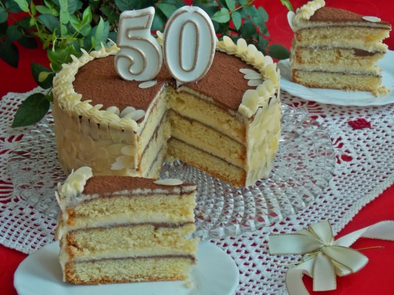 Tort migdałowy na urodziny  Tort migdałowy na urodziny