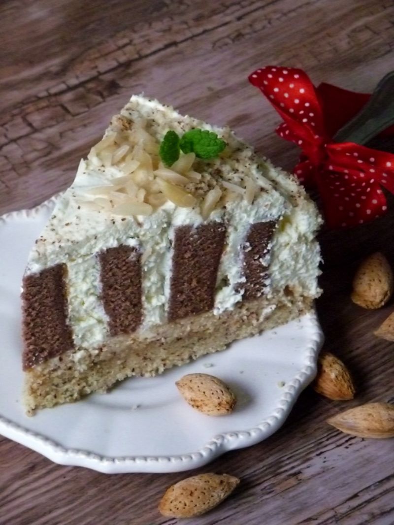 Tort migdałowy w paski