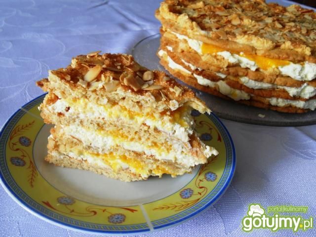 Tort migdałowy z brzoskwiniowym puree