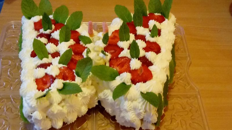 Tort motyl z bitą śmietaną i truskawkami Tort motyl z bitą śmietaną i truskawkami