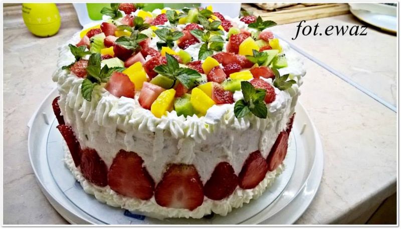 Tort na urodziny z owocami