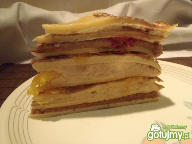 Tort naleśnikowy z manną dzemem i owocam Tort naleśnikowy z manną dzemem i owocam