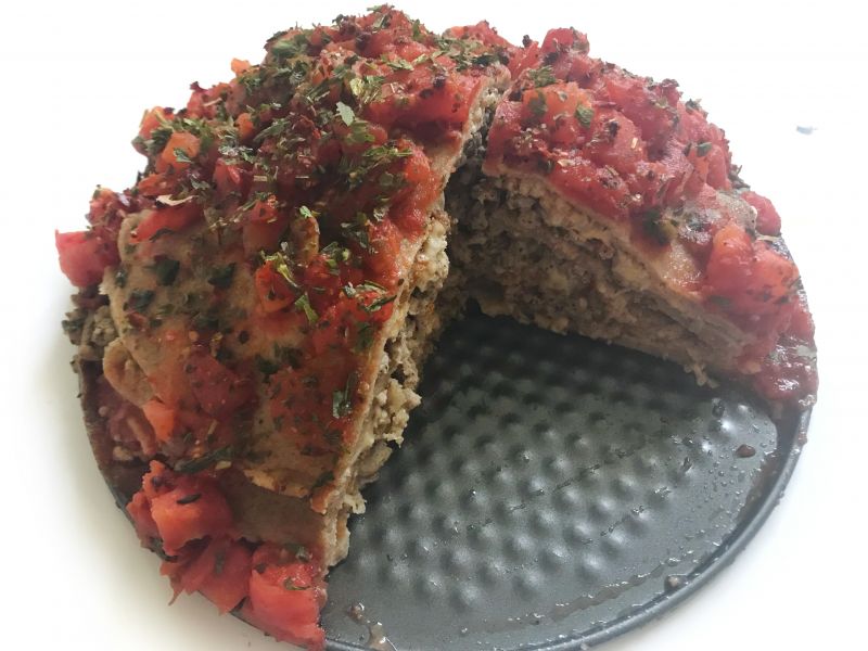 Tort naleśnikowy z mięsem i pomidorami Tort naleśnikowy z mięsem i pomidorami