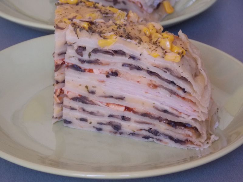 Tort naleśnikowy z pieczarkami