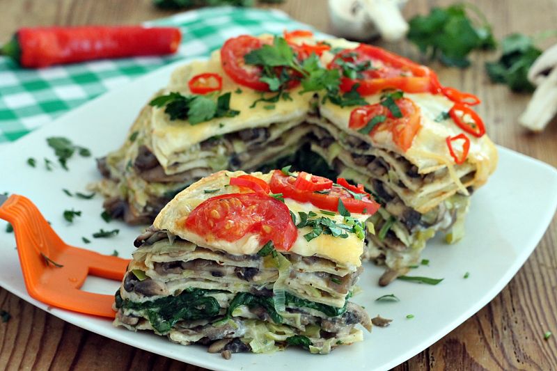 Tort naleśnikowy z pieczarkami