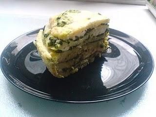 Tort naleśnikowy ze szpinakiem i fetą Tort naleśnikowy ze szpinakiem i fetą