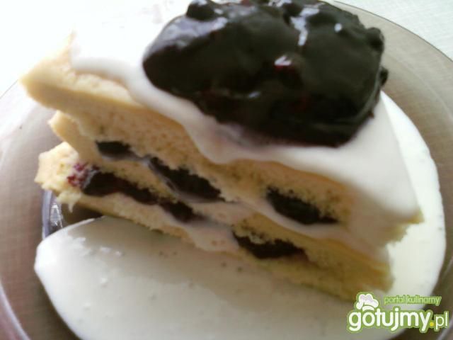 Tort omletowy z jagodami