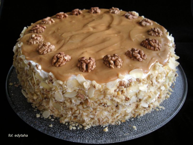 Tort orzechowo krówkowy Tort orzechowo krówkowy