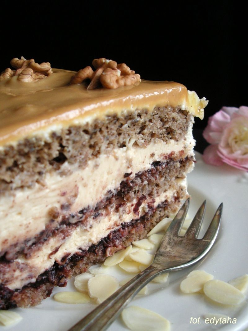 Tort orzechowo krówkowy Tort orzechowo krówkowy
