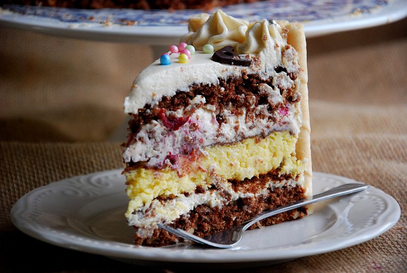 Tort orzechowo serowy z kremem chałwowym