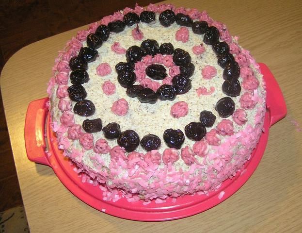 Tort orzechowo-wisniowy Tort orzechowo-wisniowy