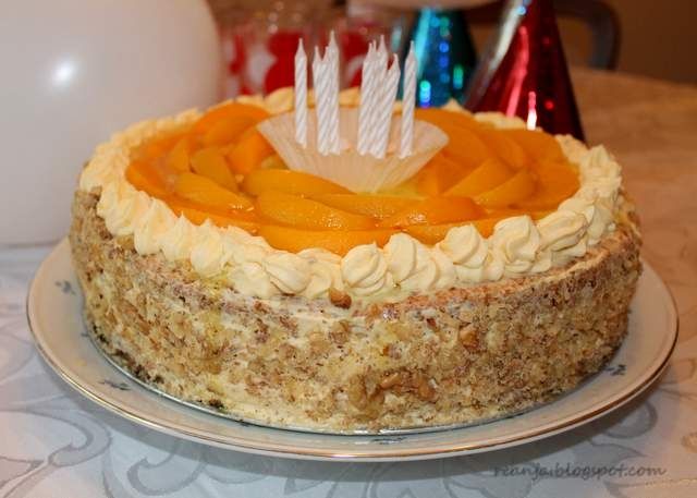 Tort orzechowy z brzoskwiniami