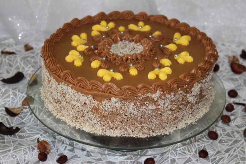Tort orzechowy z kremem mega czekoladowym Tort orzechowy z kremem mega czekoladowym