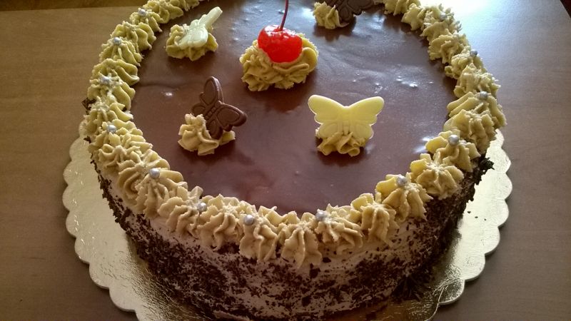 Tort orzechowy z masą kawową Tort orzechowy z masą kawową