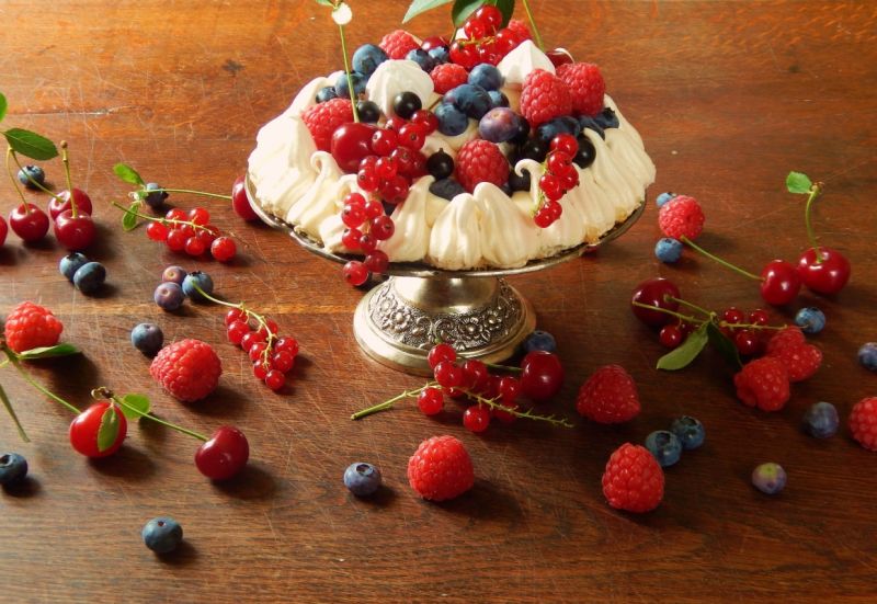 Tort Pavlova z owocami