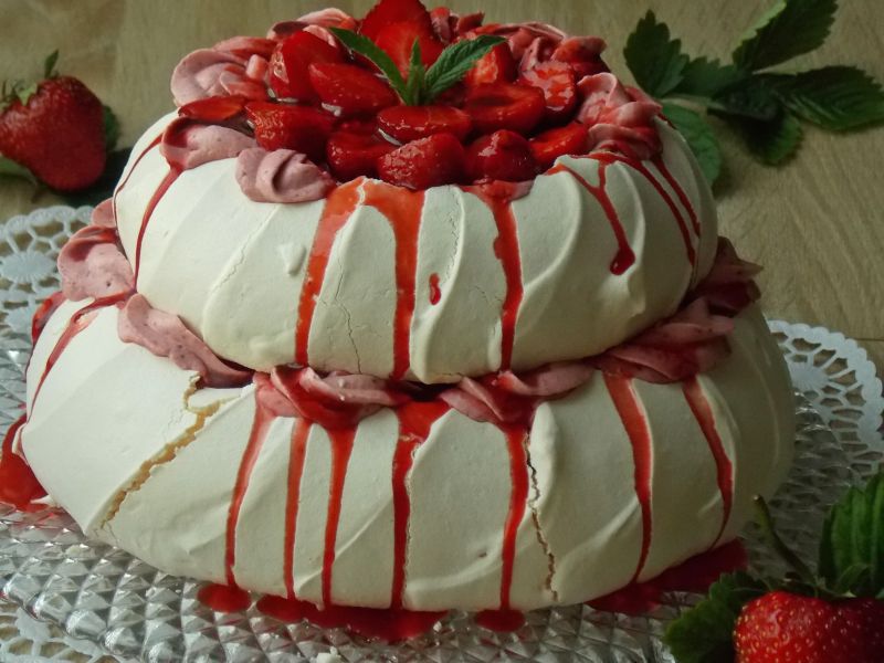 Przepis - Tort Pavlova Z Pieczonymi Truskawkami Przepis - Gotujmy.pl