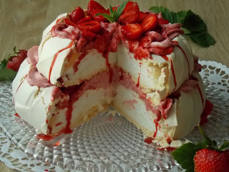 Tort Pavlova z pieczonymi truskawkami