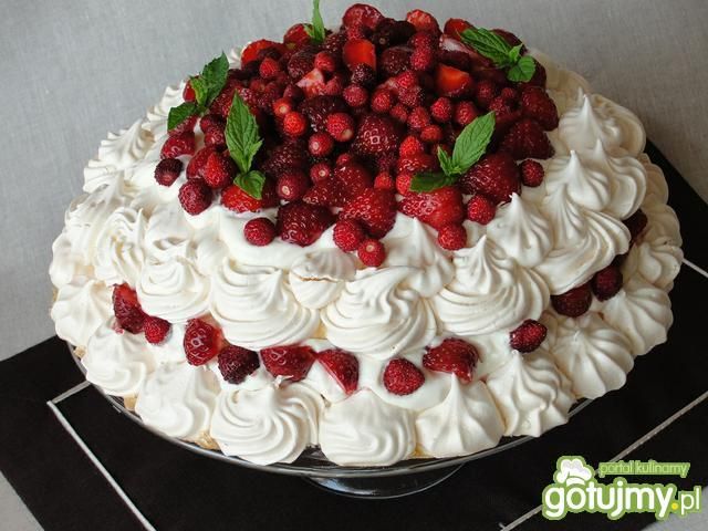 Tort pavlova z truskawkami i poziomkami