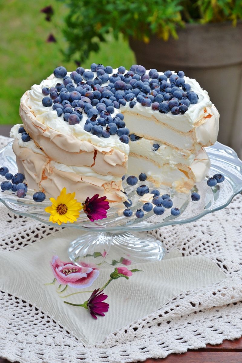 Tort Pavlowej z borówkami Tort Pavlowej z borówkami