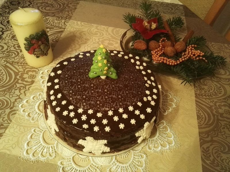 Tort piernikowo-bezowo-chałwowy