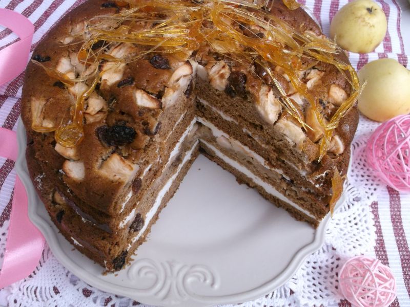 Tort piernikowy z jabłkami i nitkami z karmelu Tort piernikowy z jabłkami i nitkami z karmelu