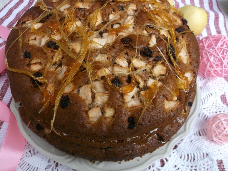 Tort piernikowy z jabłkami i nitkami z karmelu Tort piernikowy z jabłkami i nitkami z karmelu