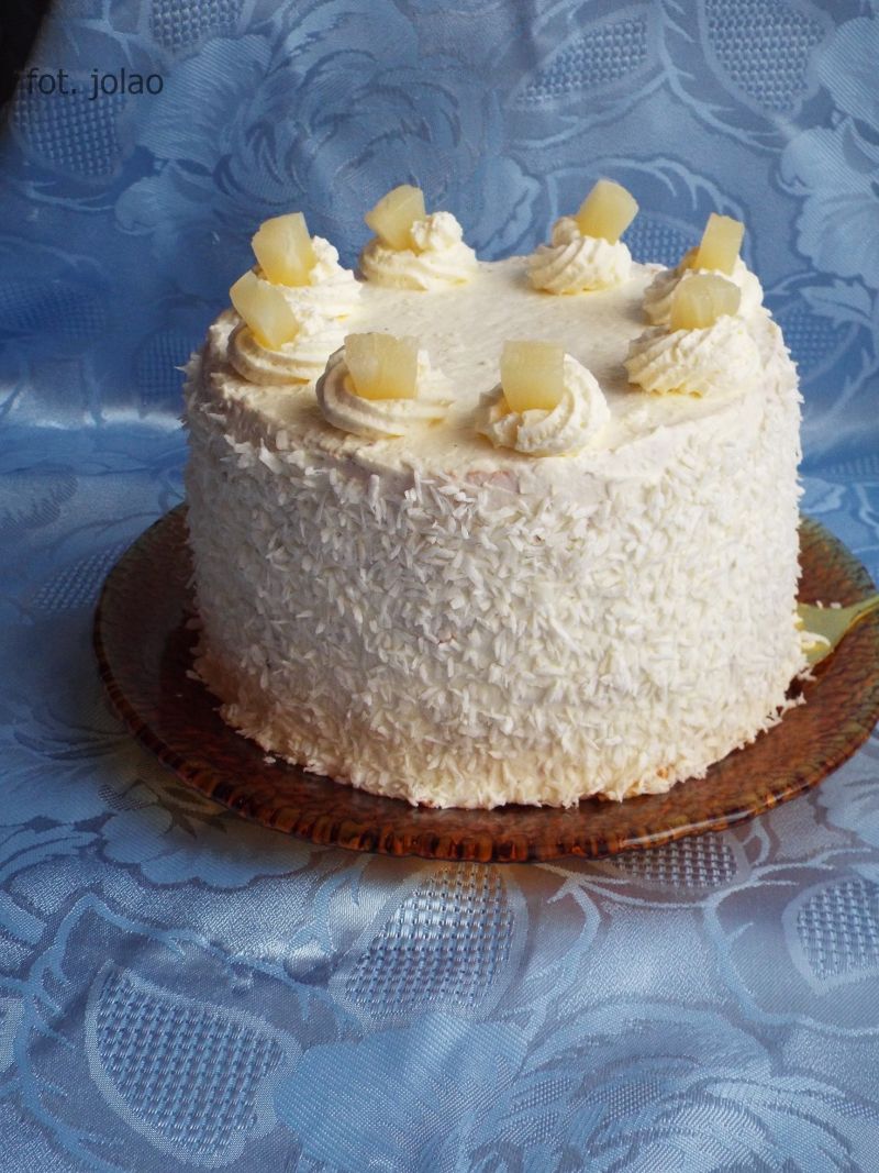 Tort pionowy z kremem śmietankowym i ananasem