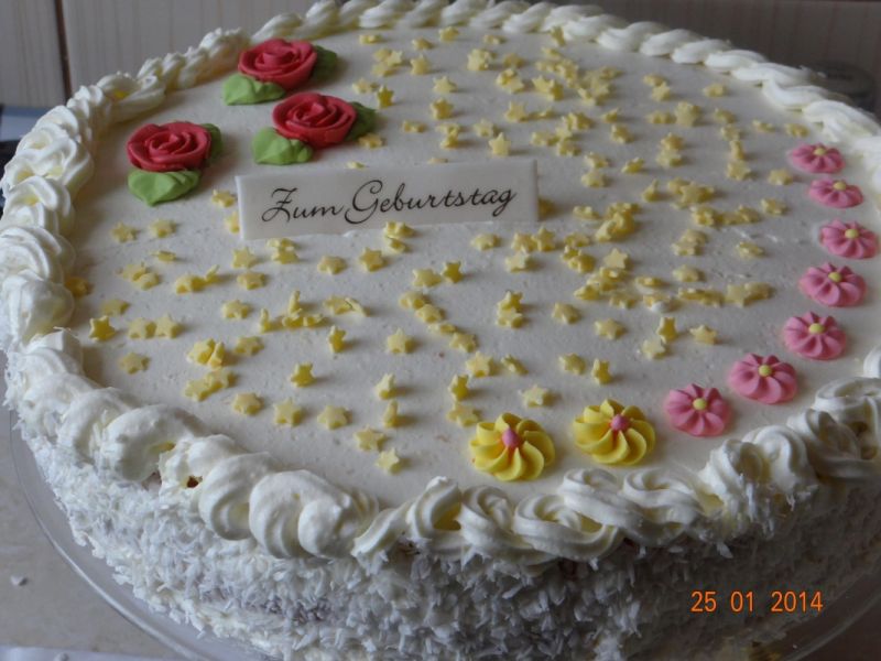 Tort Rafaelo przekładany czarnymi porzeczkami Tort Rafaelo przekładany czarnymi porzeczkami