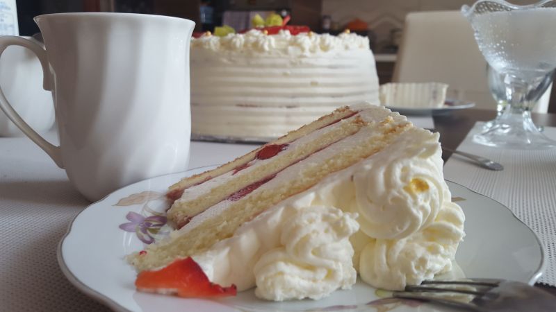 Tort śmiatanowy z truskawkami