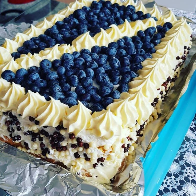 Tort ze śmietaną, kremem i jagodami