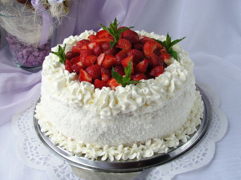 Tort śmietankowo czekoladowy z truskawkami  Tort śmietankowo czekoladowy z truskawkami