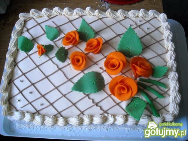 Tort śmietankowy i owoce