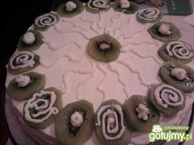 Tort śmietankowy z kiwi Tort śmietankowy z kiwi