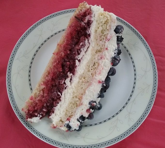 Tort śmietankowy z malinami i borówkami