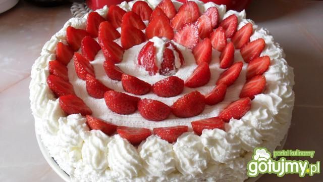 tort śmietanowiec z truskawkami