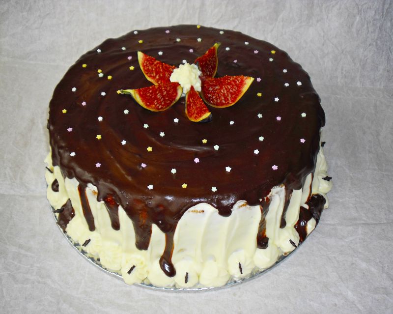 Tort śmietanowo- czekoladowy z figą Tort śmietanowo- czekoladowy z figą