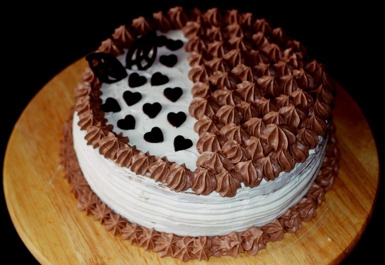 Tort śmietanowo czeloladowy Tort śmietanowo czeloladowy