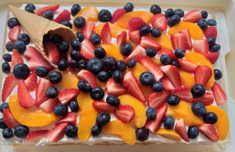 Tort śmietanowo-owocowy  Tort śmietanowo-owocowy