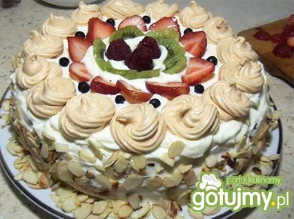 Tort śmietanowy z owocami i domową bezą Tort śmietanowy z owocami i domową bezą