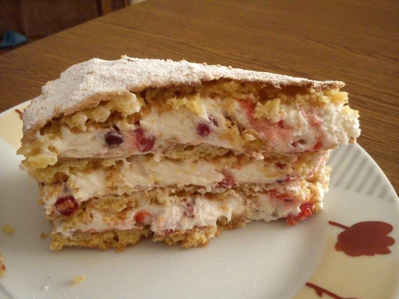 Tort śmietanowy z porzeczkami Tort śmietanowy z porzeczkami