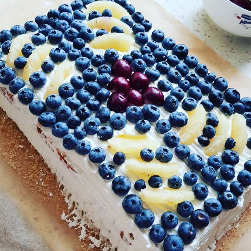 Tort śmietanowy z powidłami, borówkami i ananasem Tort śmietanowy z powidłami, borówkami i ananasem