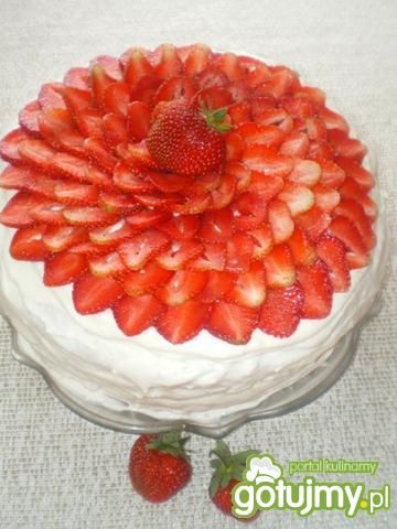 Tort śmietanowy z truskawkami