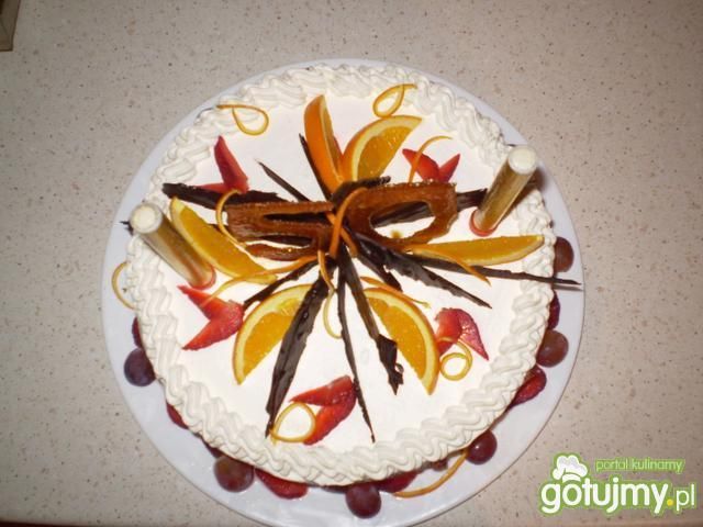 Tort śmietanowy ze świeżymi truskawkami