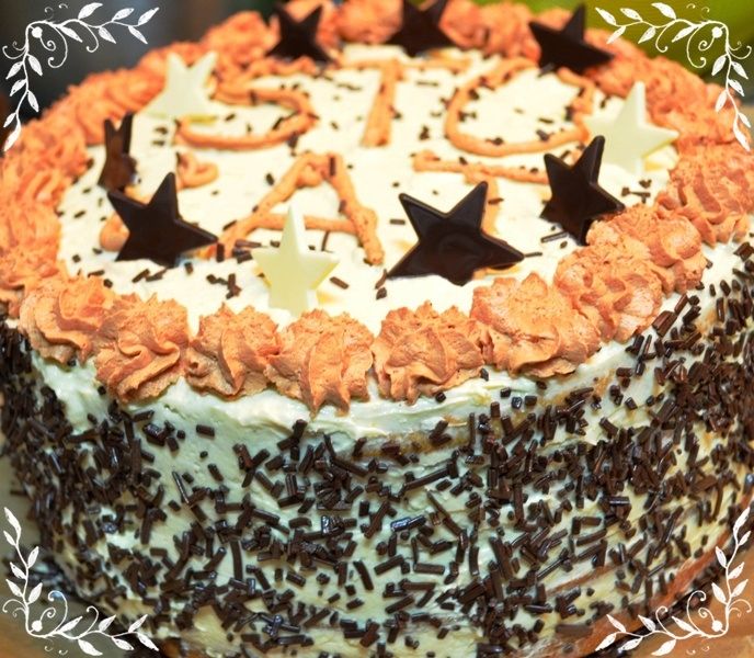 Tort świąteczny z chałwą i bezikami